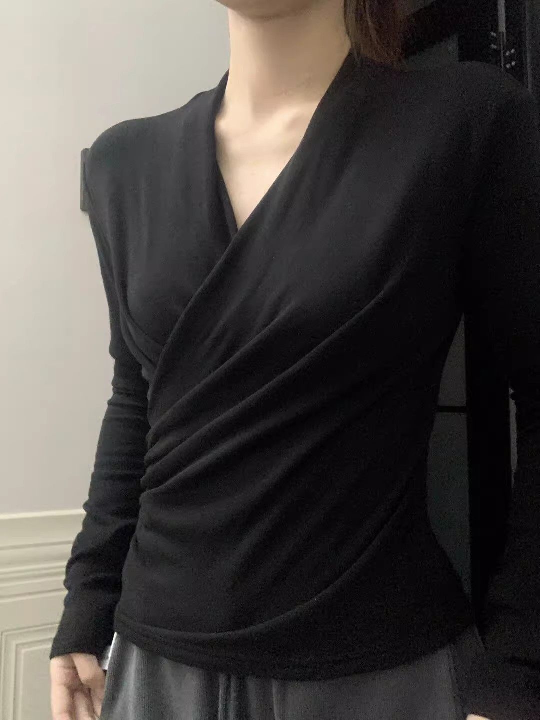 黑色交叉v领打底衫女春季新款内搭设计感小众修身显瘦长袖t恤上衣