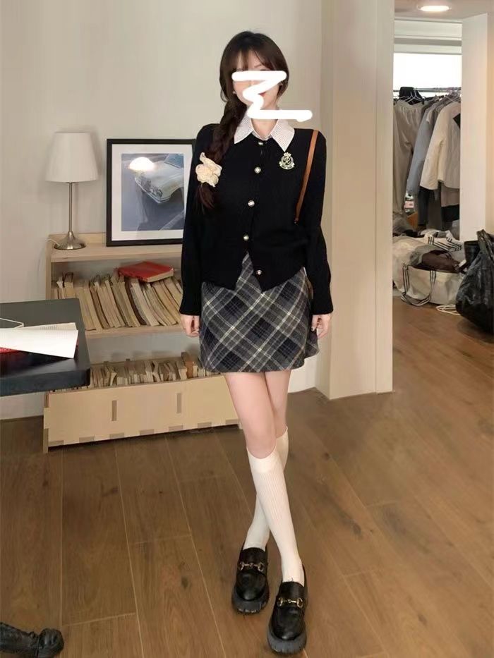 Autumn and winter tea style new black college style fake two-piece top for women with plaid skirt for age reduction two-piece suit