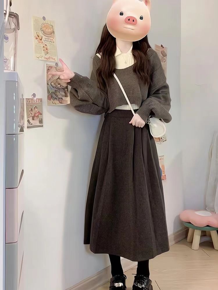 Autumn and winter Korean drama outfits are gentle, street-style, lively, age-reducing, and salt-based layered sweater and skirt two-piece suits
