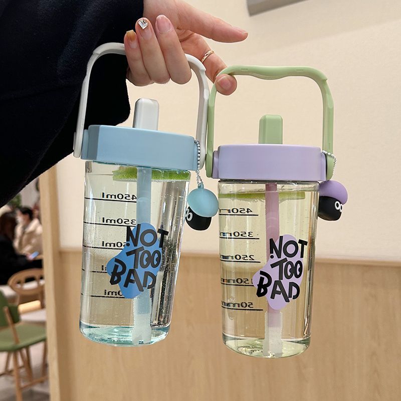 水杯2023新款女生塑料杯带吸管夏天水壶便携式耐高温儿童随行杯子