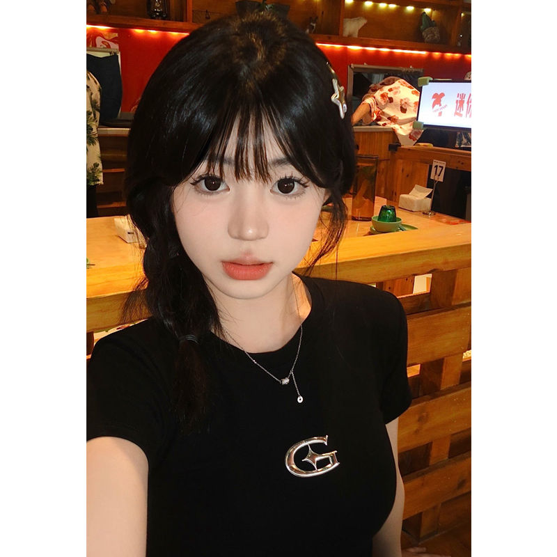黑色正肩短袖t恤女2024新款爆款夏季緊身短款辣妹設計感小眾上衣