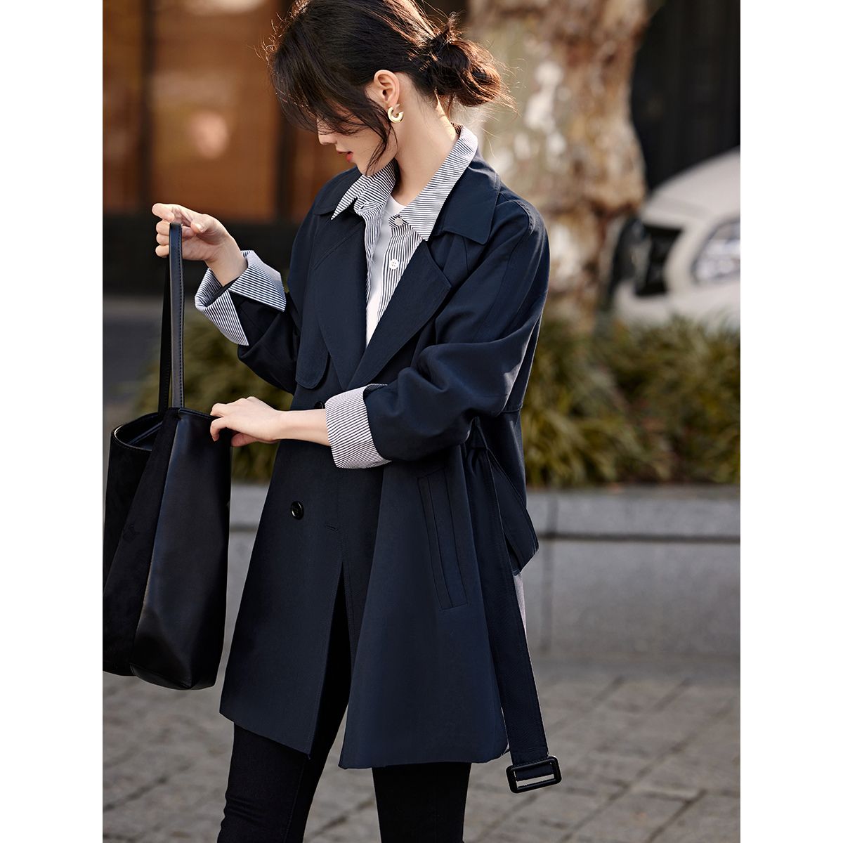 秋季时尚设计感翻领格纹拼接风衣女260元