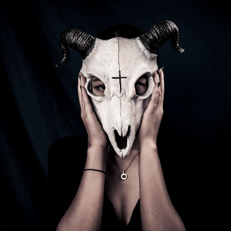 Halloween, modieuze en coole maskers laten je opvallen tussen de massa. Ga naar je feest en schitter_voghion.com