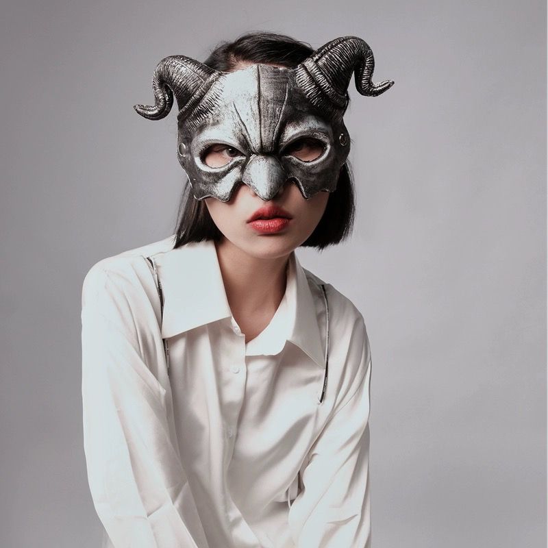 Halloween, modieuze en coole maskers laten je opvallen tussen de massa. Ga naar je feest en schitter_voghion.com