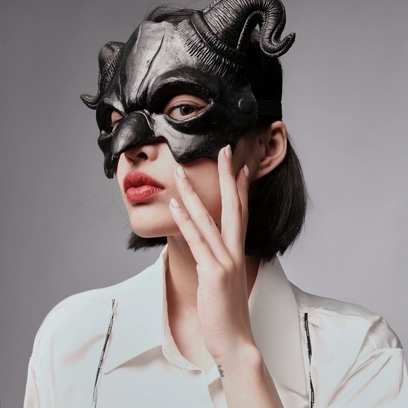 Halloween, modieuze en coole maskers laten je opvallen tussen de massa. Ga naar je feest en schitter_voghion.com