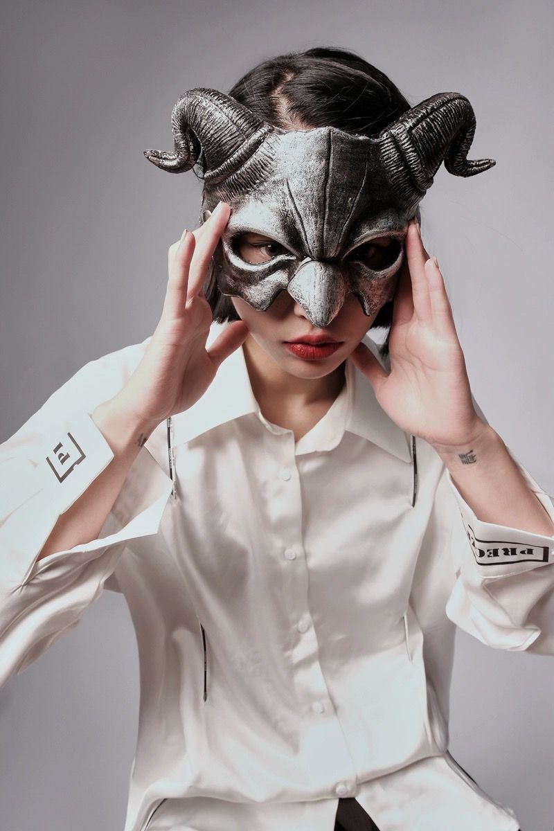 Halloween, modieuze en coole maskers laten je opvallen tussen de massa. Ga naar je feest en schitter_voghion.com