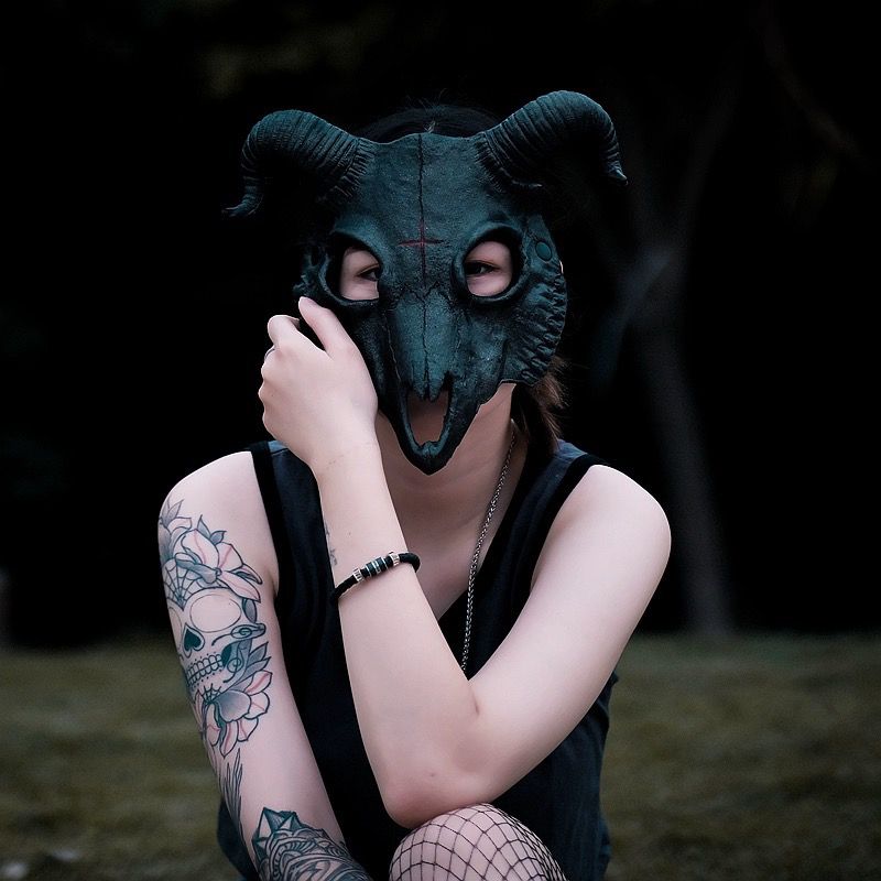 Halloween, modieuze en coole maskers laten je opvallen tussen de massa. Ga naar je feest en schitter_voghion.com