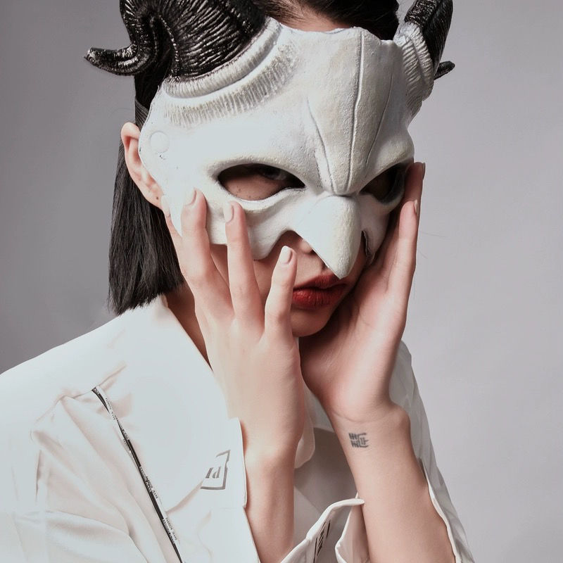 Halloween, modieuze en coole maskers laten je opvallen tussen de massa. Ga naar je feest en schitter_voghion.com