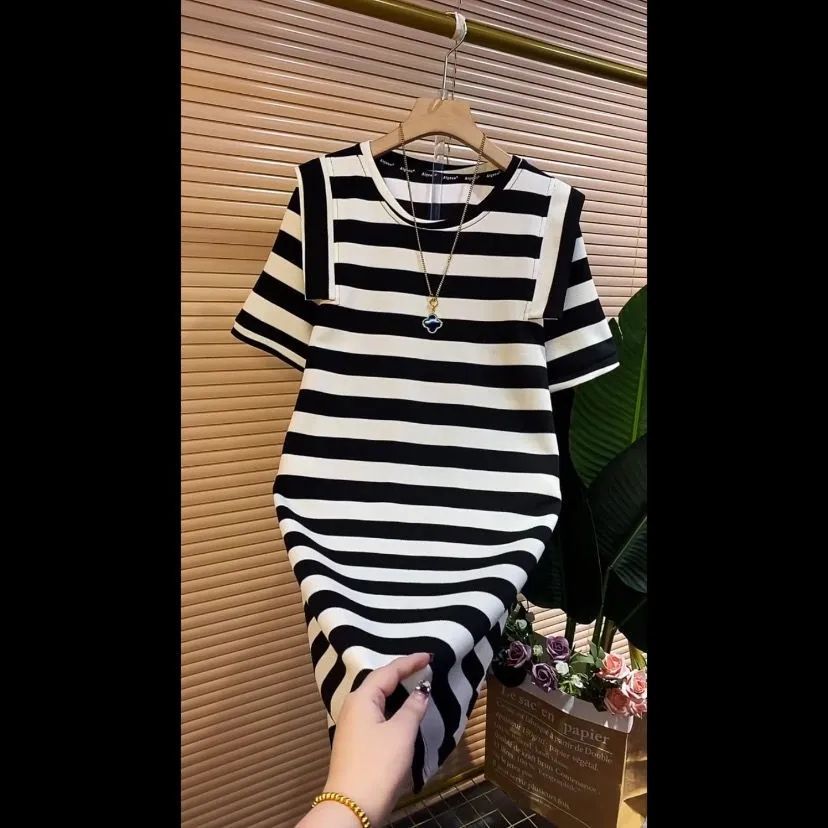 Designed black and white striped dress for fat MM extra large size 300 pounds summer loose belly-covering dress