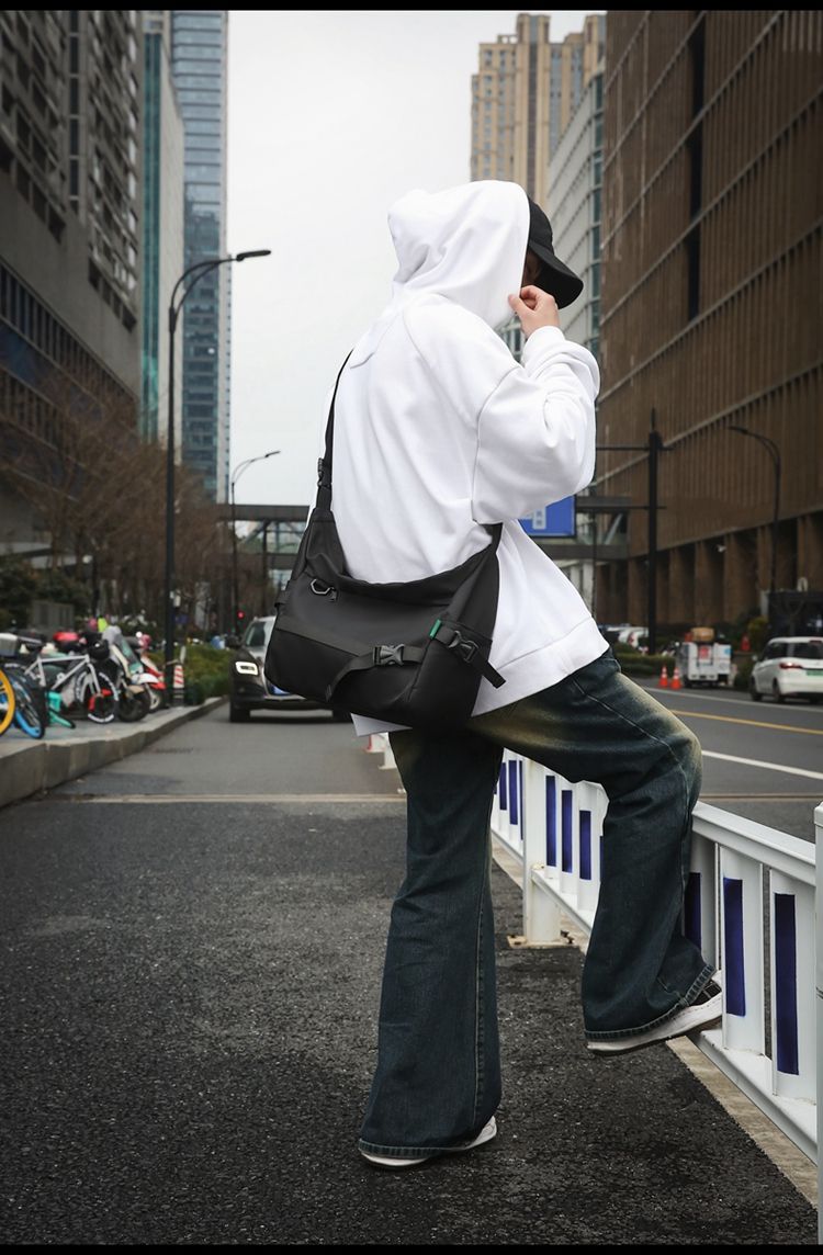 Men's Japanese Style Messenger Bag Large Capacity Crossbody Satchel_voghion.com