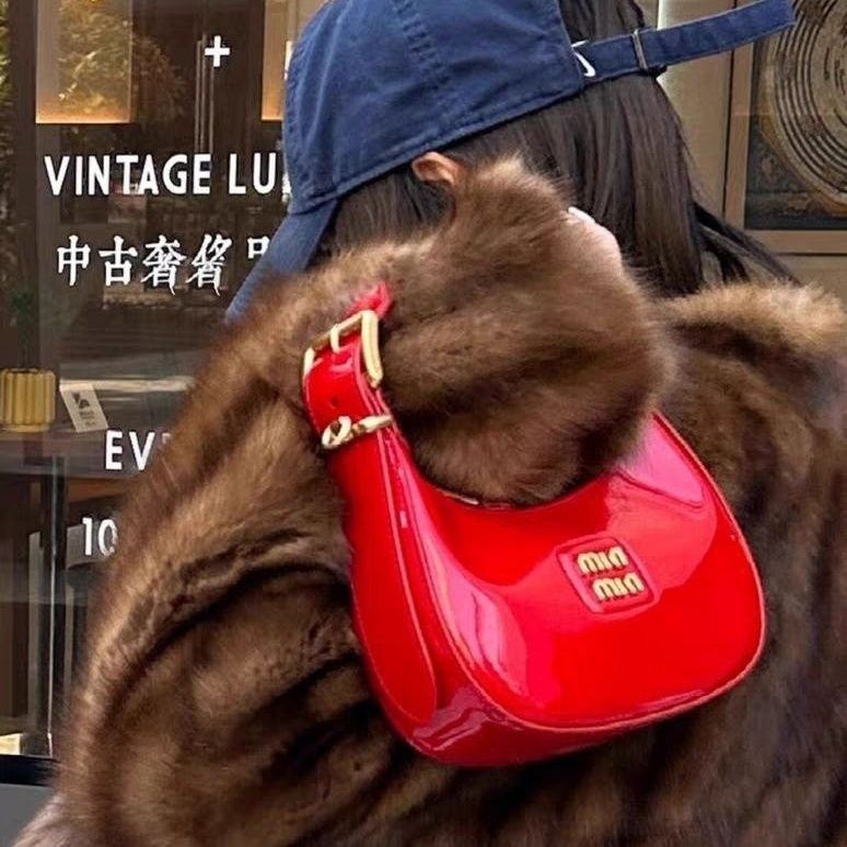 腋下包包2024春夏新款漆皮美式小眾設計紅色月牙形高級感法棍包99