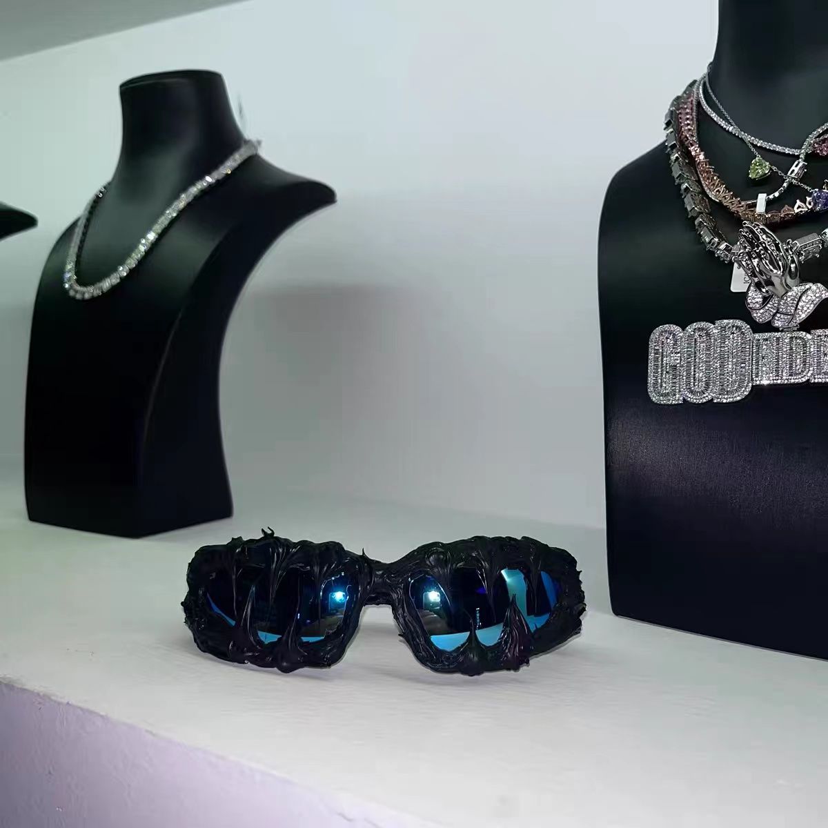 Occhiali da sole Vibe americani fatti a mano con denti di lupo e colla a goccia d'avanguardia e avanguardisti, belli unisex a forma di farfalla_voghion.com