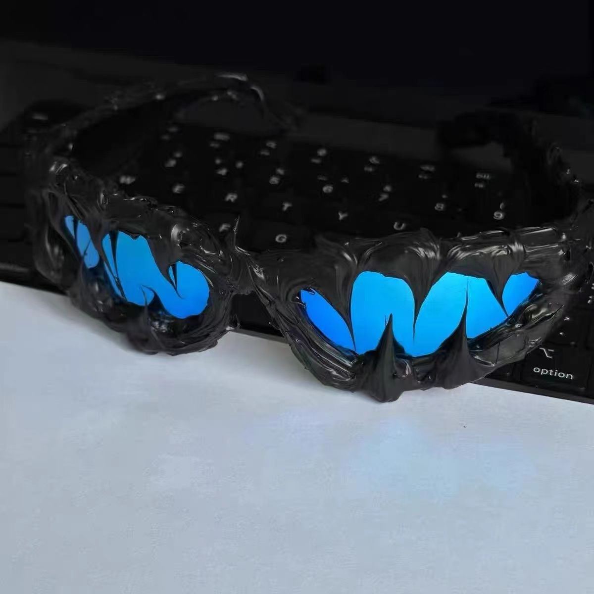 Occhiali da sole Vibe americani fatti a mano con denti di lupo e colla a goccia d'avanguardia e avanguardisti, belli unisex a forma di farfalla_voghion.com