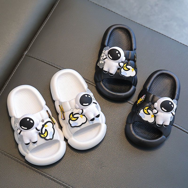 Children's slippers summer boy astronaut children's bathroom wear non-slip slippers for middle-aged and older boys and babies inside and outside the bathroom