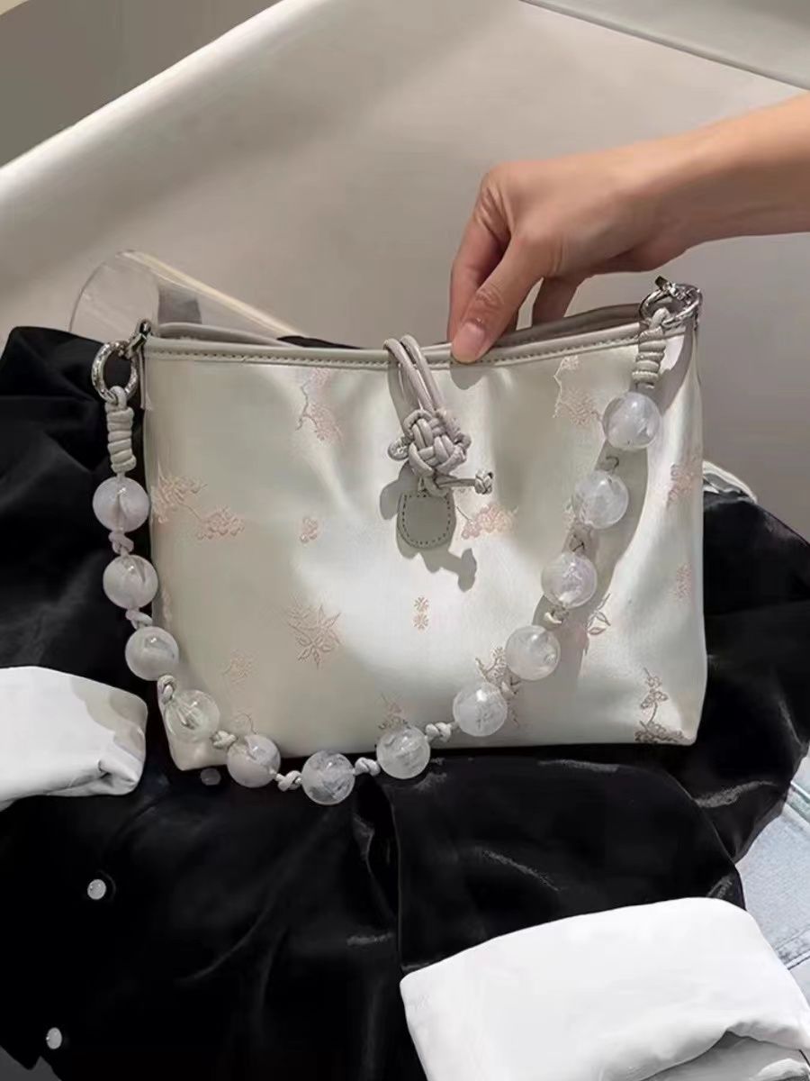 新中式包包女士2024新款潮高級質感小眾腋下手提串珠包緞面斜挎包