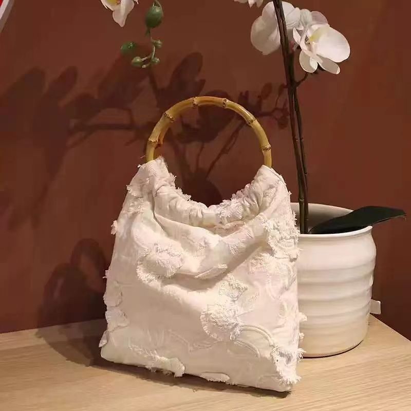 小紅書浮綠家文藝復古新中式 藝術感肌理刺繡流蘇棉白花朵竹節包6