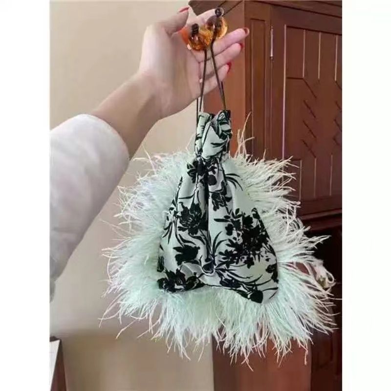 現貨緝婦同款新中式淺綠植絨羽毛琥珀手工編織束口小包斜挎包腰包