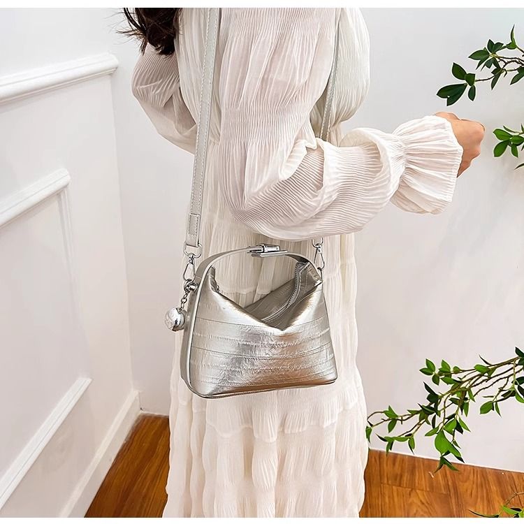 H7 Borsa a mano in argento da donna, nuova alla moda, alta bellezza, tracolla mini, borsa a secchiello popolare di quest'anno_voghion.com