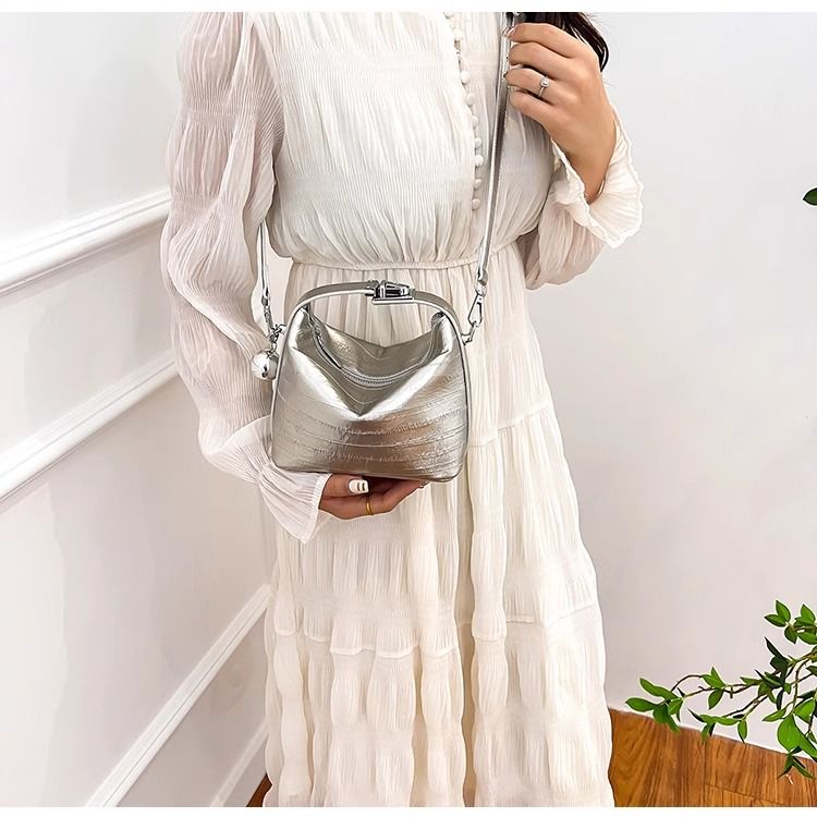 H7 Borsa a mano in argento da donna, nuova alla moda, alta bellezza, tracolla mini, borsa a secchiello popolare di quest'anno_voghion.com