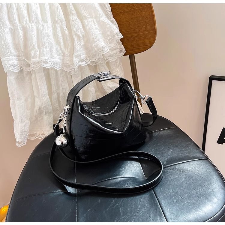 H7 Borsa a mano in argento da donna, nuova alla moda, alta bellezza, tracolla mini, borsa a secchiello popolare di quest'anno_voghion.com