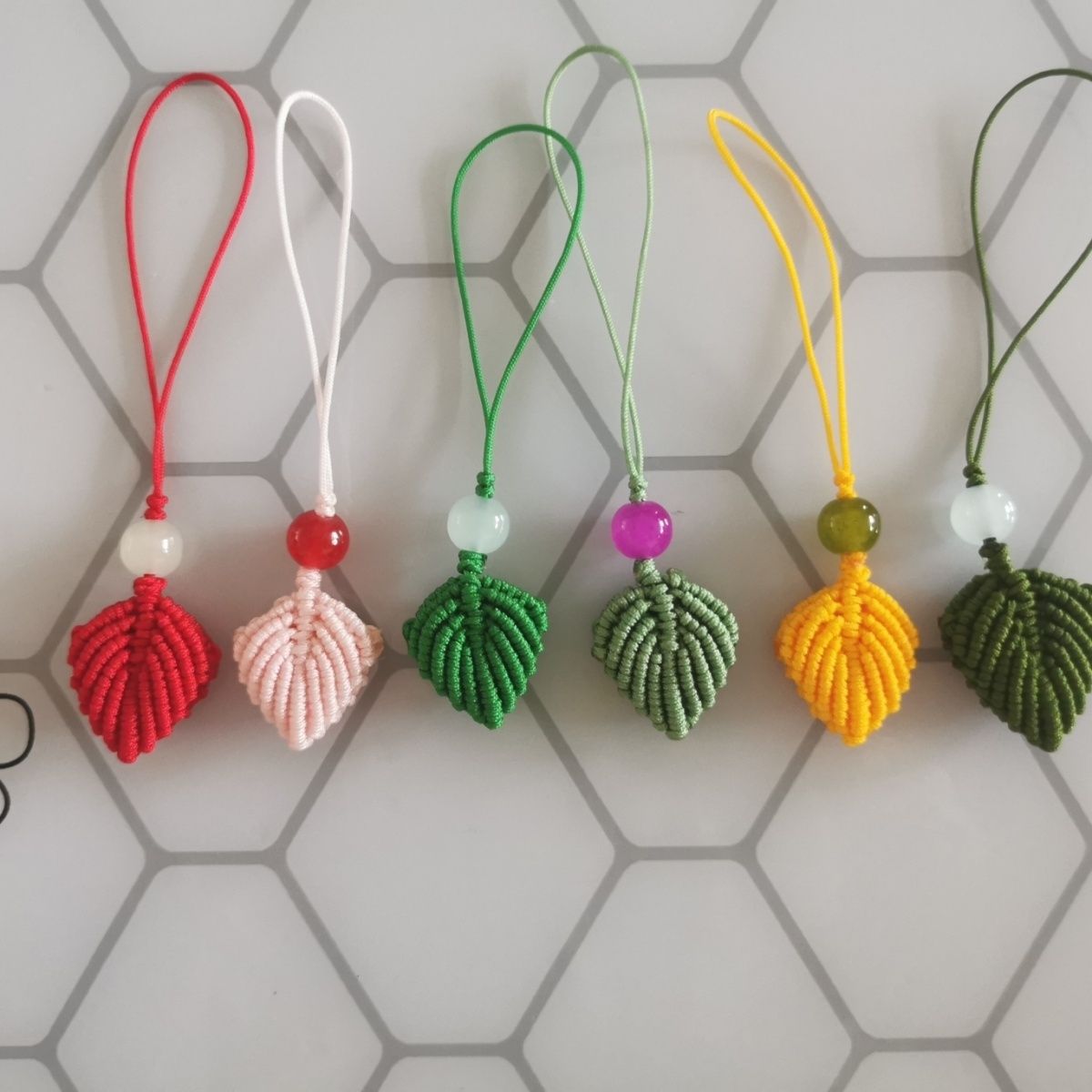 72号玉线编织成品双面小叶子挂件,寓意一夜暴富.