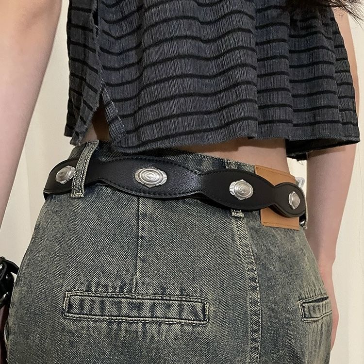 Etniczny design, dekoracja, jeansy z personalizowaną rzeźbioną klamrą, inkrustowane paskiem w stylu Instagram_voghion.com