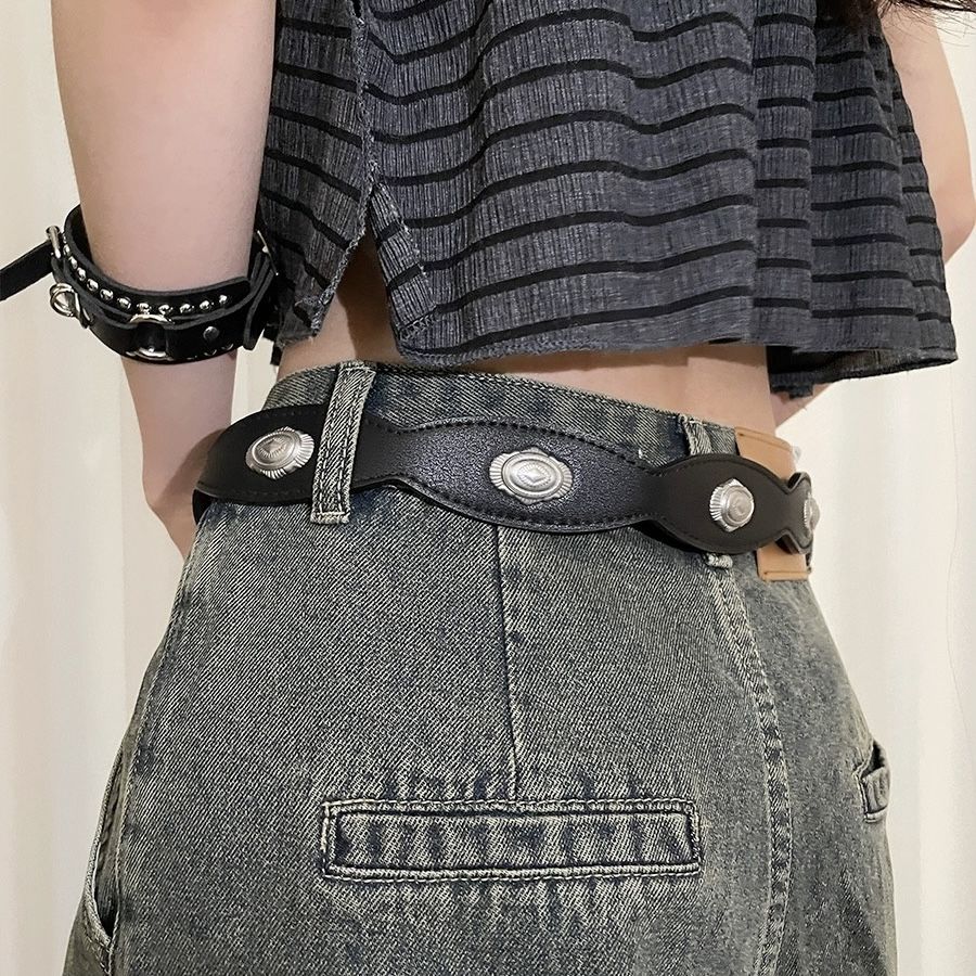 Etniczny design, dekoracja, jeansy z personalizowaną rzeźbioną klamrą, inkrustowane paskiem w stylu Instagram_voghion.com