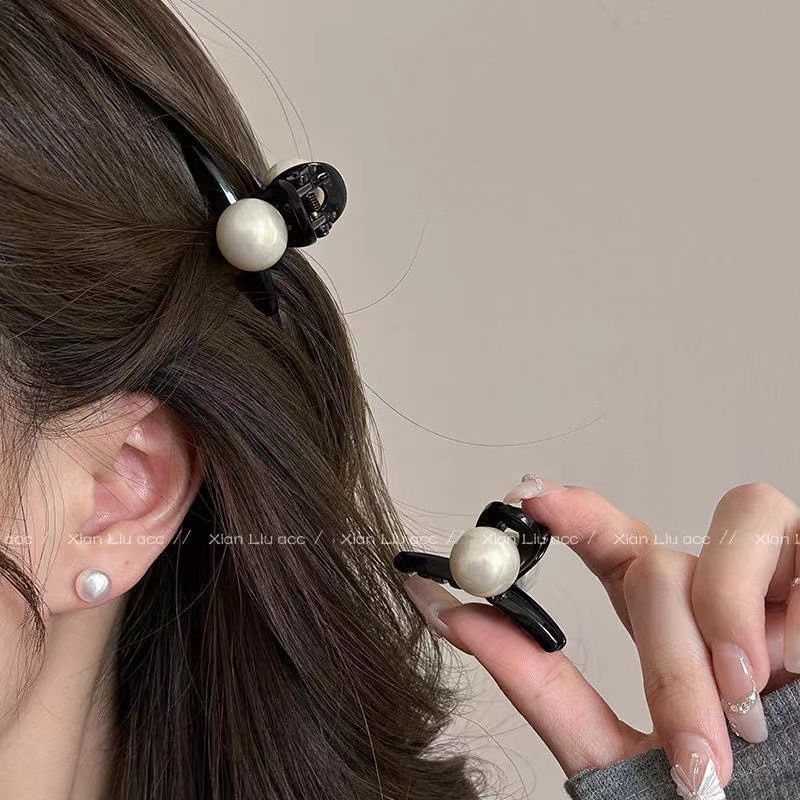 Pinza per capelli in velluto con perle elegante accessorio_voghion.com