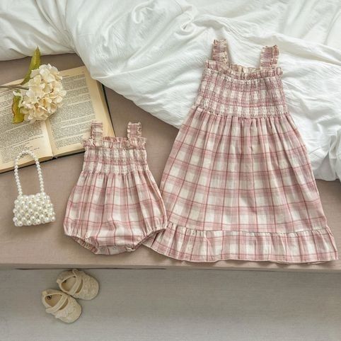 24 neue Sommer-Styles für Babymädchen, karierter Trägerstrampler, Mädchenkleid, Partnerlook für ein älteres und ein jüngeres Mädchen_voghion.com