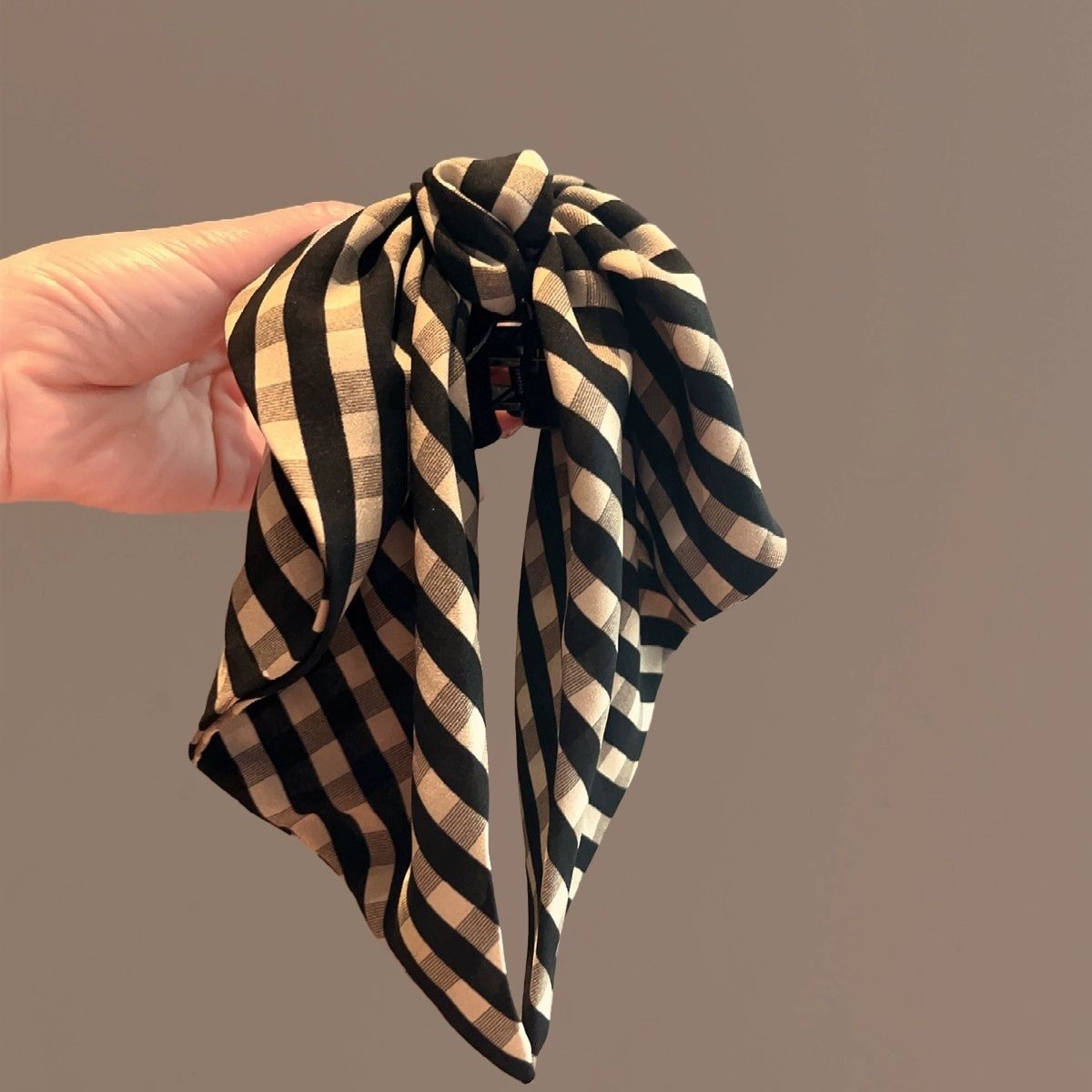Fermaglio per capelli da donna con fiocco e orecchie da coniglio a quadri rossi, stile Rose Story Huang Yimei_voghion.com
