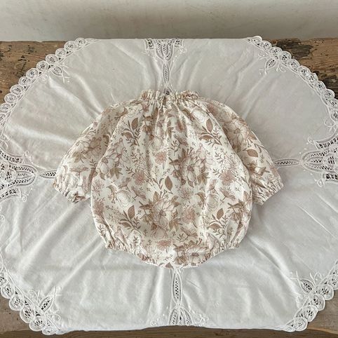 Macacão infantil feminino estilo coreano com estampa de laço, ideal para recém-nascidas, em puro algodão para o outono._voghion.com