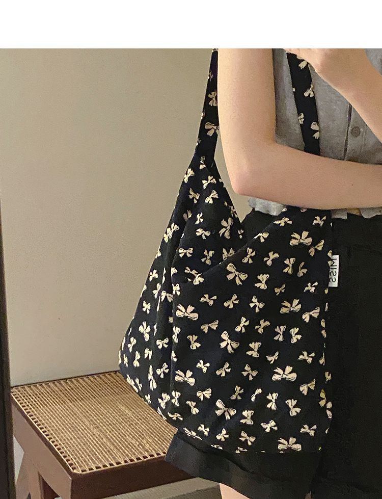 Borsa a secchiello grande capiente in tela floreale dello stesso stile di Zhang Ruonan per l'estate 2024, nuova tote coreana alla moda da donna_voghion.com