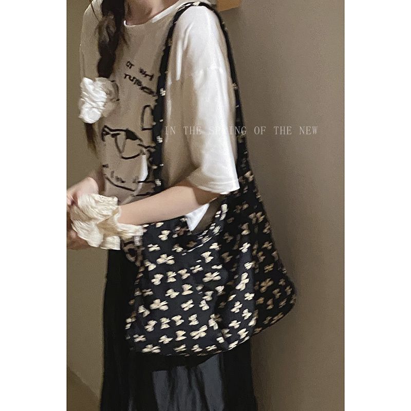 Borsa a secchiello grande capiente in tela floreale dello stesso stile di Zhang Ruonan per l'estate 2024, nuova tote coreana alla moda da donna_voghion.com