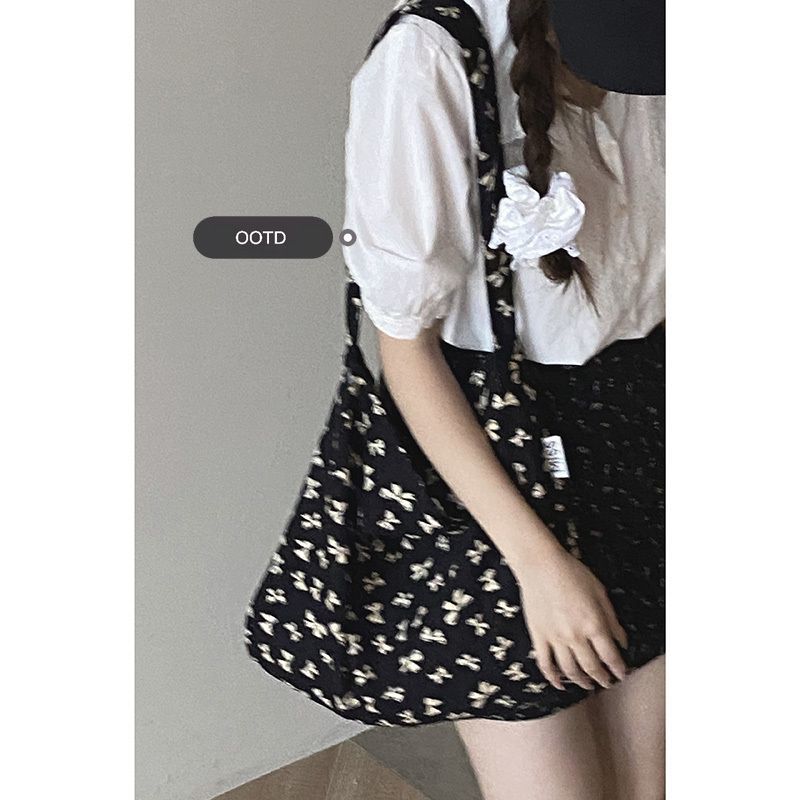 Borsa a secchiello grande capiente in tela floreale dello stesso stile di Zhang Ruonan per l'estate 2024, nuova tote coreana alla moda da donna_voghion.com