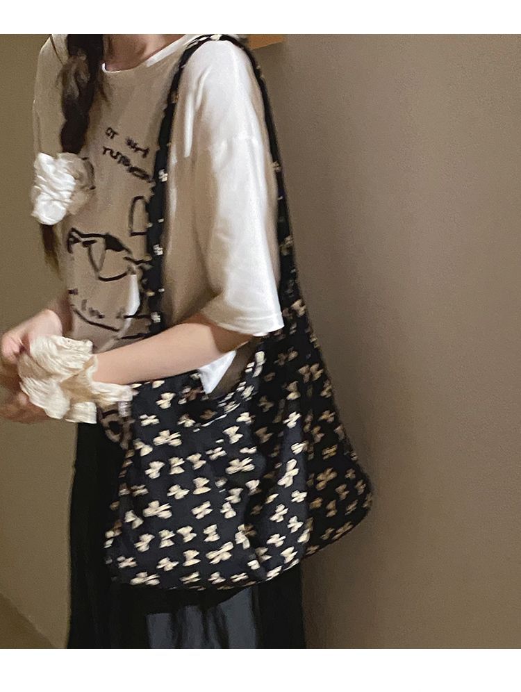 Borsa a secchiello grande capiente in tela floreale dello stesso stile di Zhang Ruonan per l'estate 2024, nuova tote coreana alla moda da donna_voghion.com