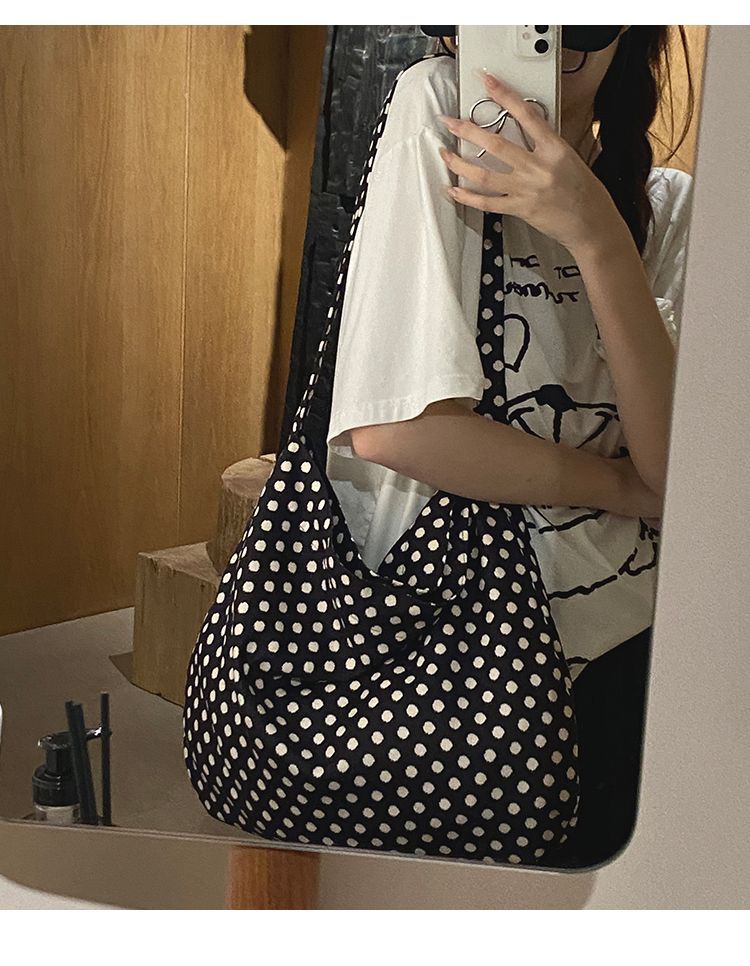 Borsa a secchiello grande capiente in tela floreale dello stesso stile di Zhang Ruonan per l'estate 2024, nuova tote coreana alla moda da donna_voghion.com