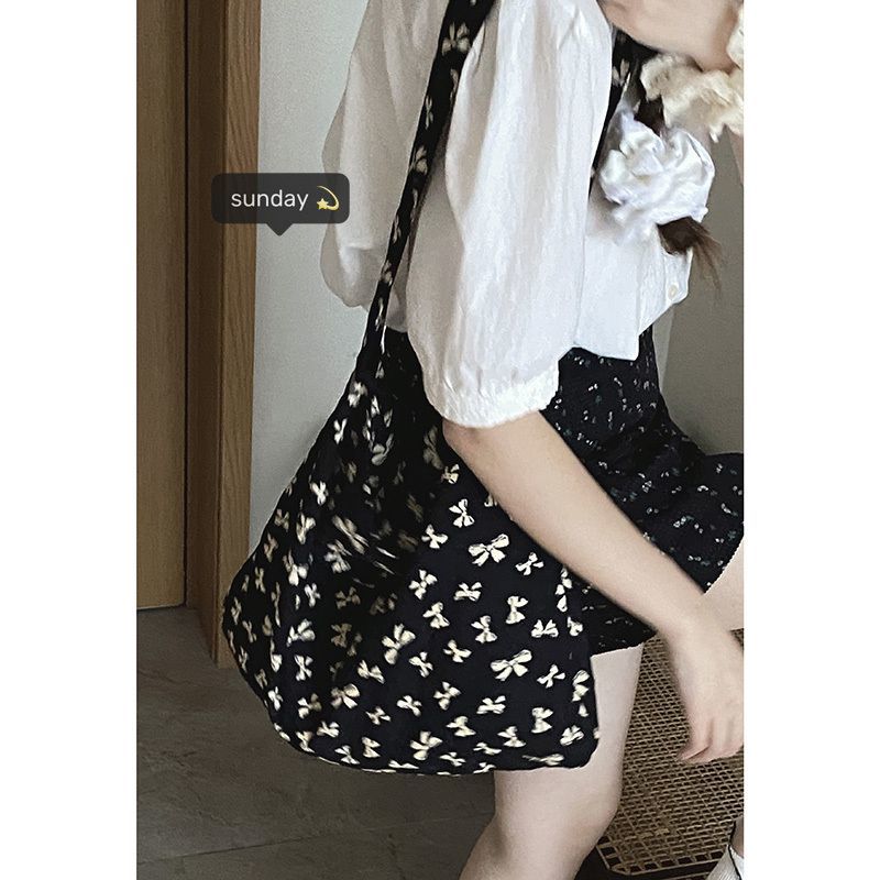Borsa a secchiello grande capiente in tela floreale dello stesso stile di Zhang Ruonan per l'estate 2024, nuova tote coreana alla moda da donna_voghion.com