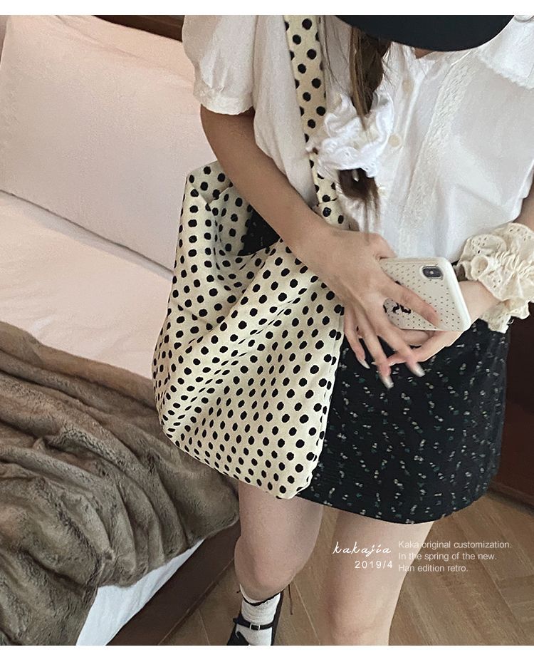 Borsa a secchiello grande capiente in tela floreale dello stesso stile di Zhang Ruonan per l'estate 2024, nuova tote coreana alla moda da donna_voghion.com