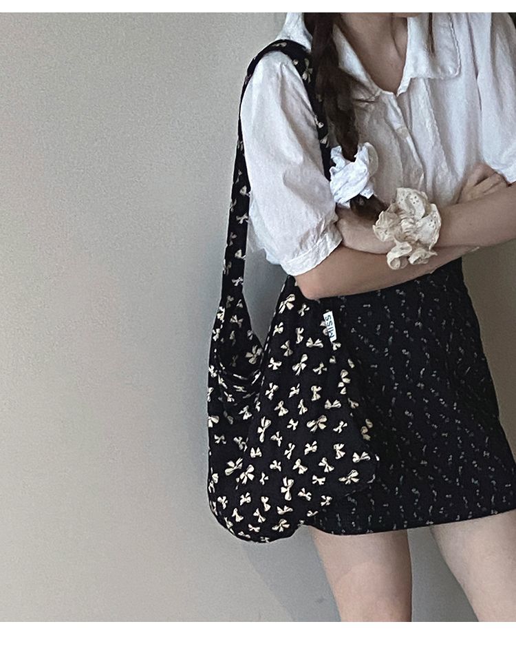 Borsa a secchiello grande capiente in tela floreale dello stesso stile di Zhang Ruonan per l'estate 2024, nuova tote coreana alla moda da donna_voghion.com