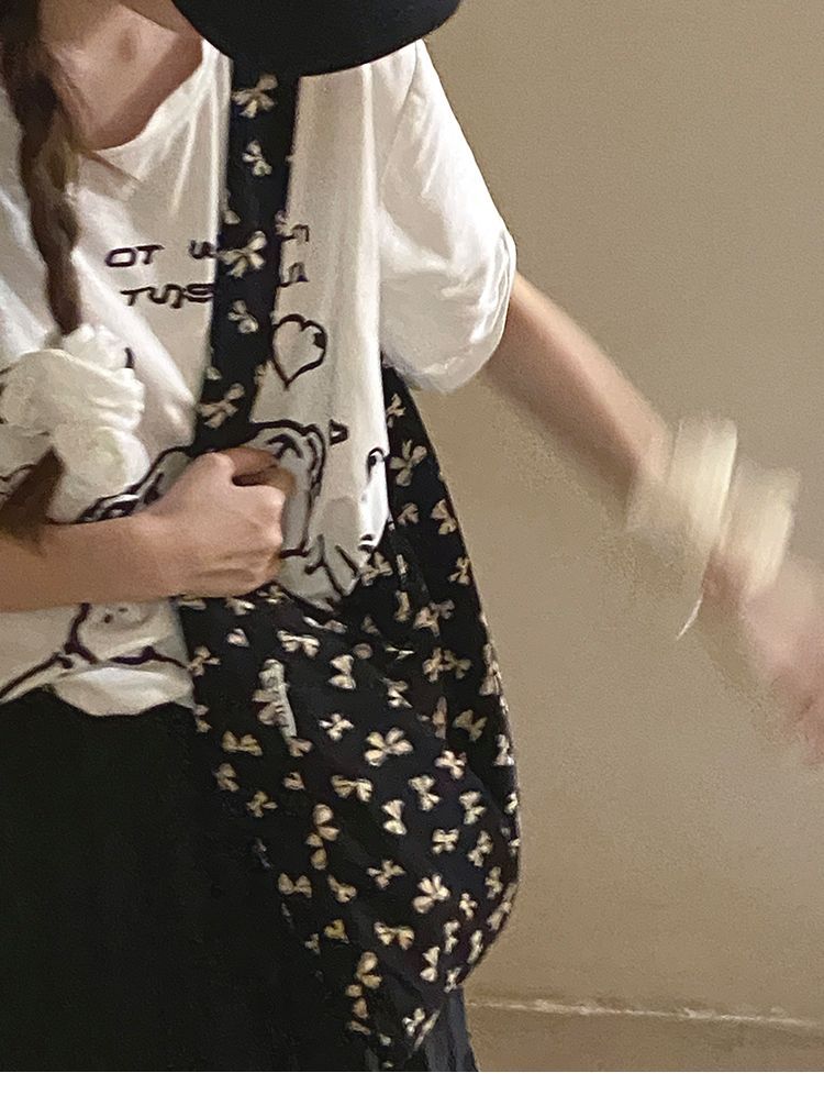 Borsa a secchiello grande capiente in tela floreale dello stesso stile di Zhang Ruonan per l'estate 2024, nuova tote coreana alla moda da donna_voghion.com