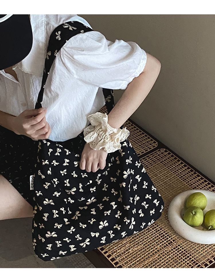 Borsa a secchiello grande capiente in tela floreale dello stesso stile di Zhang Ruonan per l'estate 2024, nuova tote coreana alla moda da donna_voghion.com