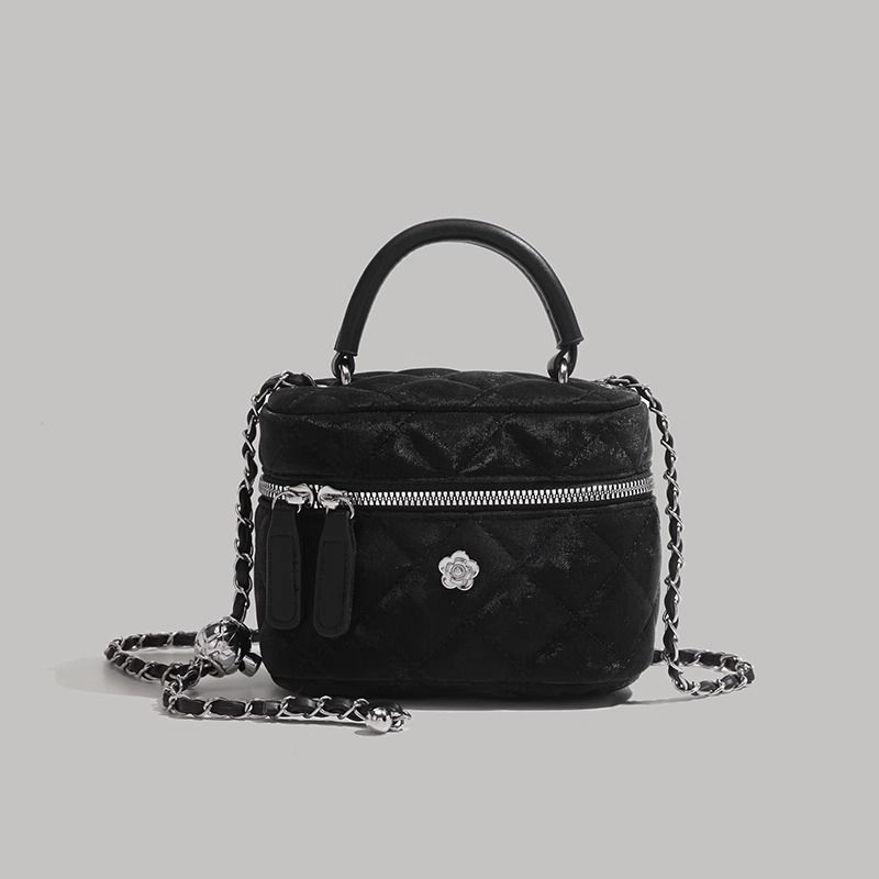 UR Camellia Ling Grid Chain til kvinder 2024 Ny mode håndholdt boks alsidig enkelt skulder crossbody taske_voghion.com