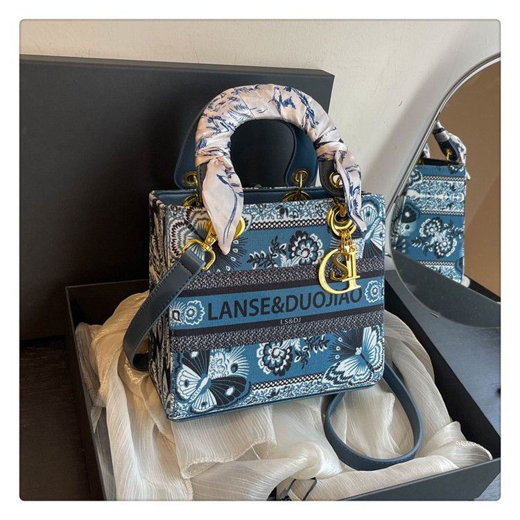 Texture de haute qualité pour femmes 2024 Nouveau sac à main bandoulière tendance et polyvalent, petit format carré, design inspiré du sac Princesse Diana_voghion.com