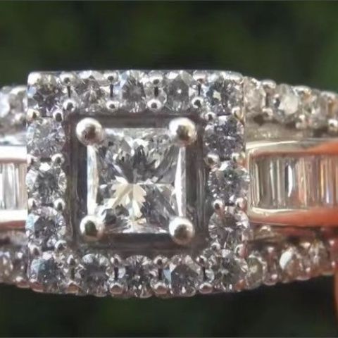 Luxurious Statement Ring With Intricate Gemstone And Diamond Inlay_voghion.com
