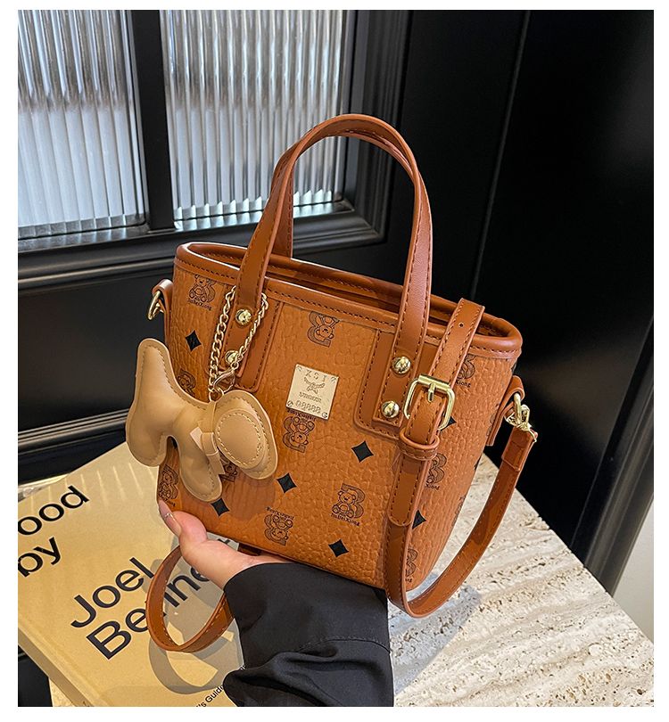 Le novità più popolari e di maggior successo per la primavera/estate 2026 sono le borse a tracolla versatili e le borse a secchiello da donna._voghion.com