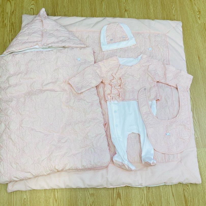 Ensemble de barboteuse cinq pièces personnalisé pour nouveau-né, style tendance, sur le thème de la pleine lune._voghion.com