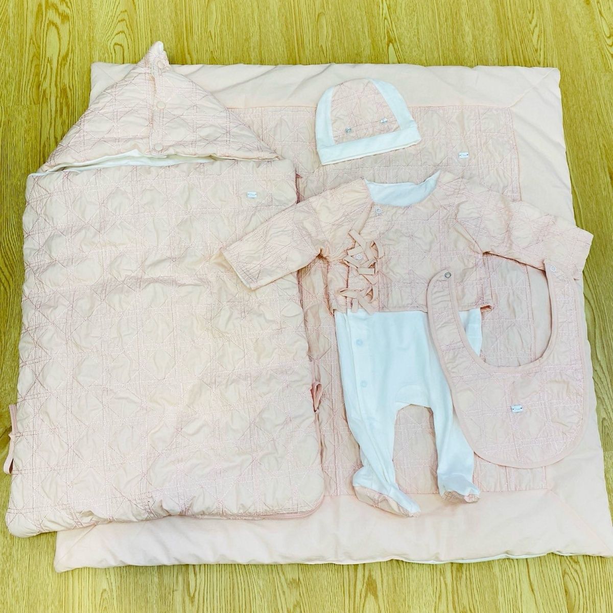 New Fashion Ins Style Newborn Five-Piece Custom Baby Full Moon Gift Infant Romper Set_voghion.com