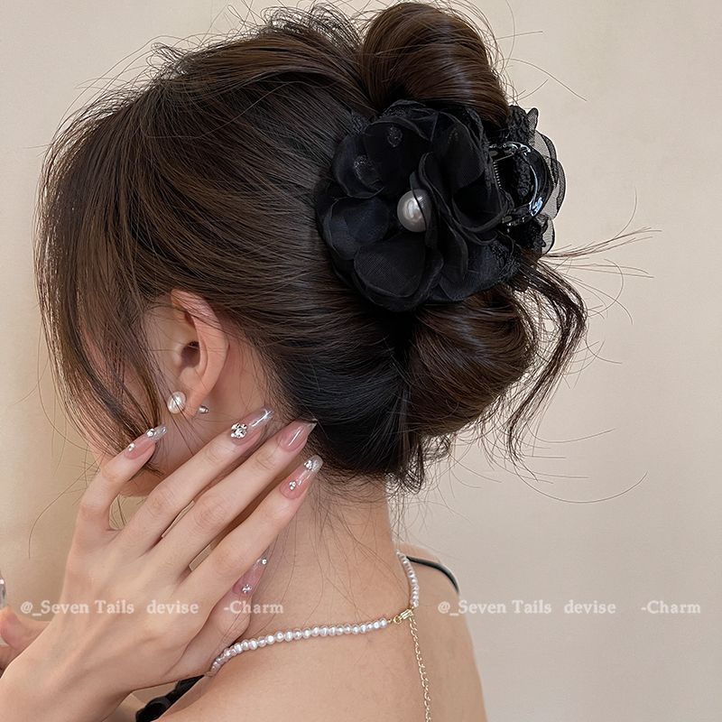 Nuovo ed elegante fermaglio a forma di squalo con perle floreali per acconciature raccolte, dal design raffinato, accessorio estivo per capelli da donna, edizione 2024._voghion.com