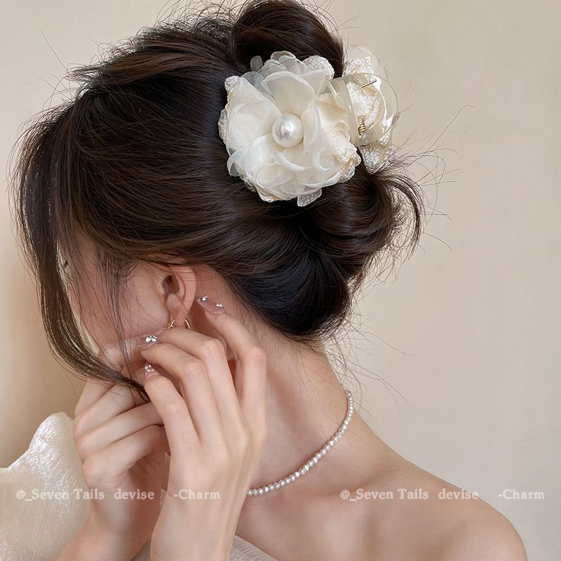 Nuovo ed elegante fermaglio a forma di squalo con perle floreali per acconciature raccolte, dal design raffinato, accessorio estivo per capelli da donna, edizione 2024._voghion.com
