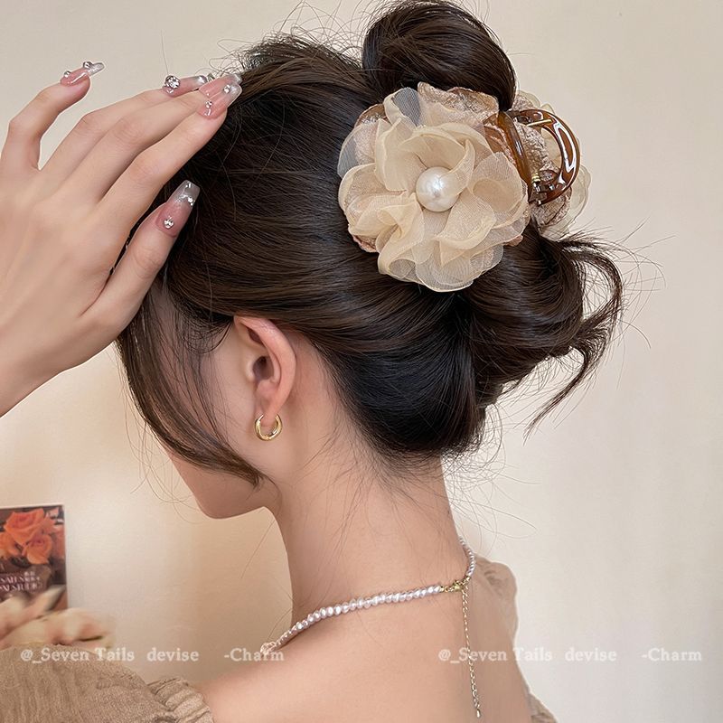 Nuovo ed elegante fermaglio a forma di squalo con perle floreali per acconciature raccolte, dal design raffinato, accessorio estivo per capelli da donna, edizione 2024._voghion.com
